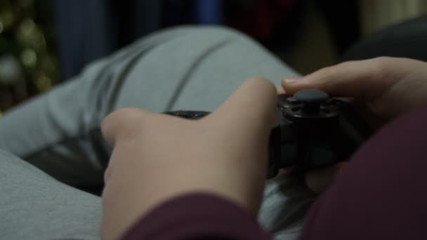 Kleiner Junge Sitzt Und Entspannt Sessel Und Spielt Ein Videospiel — Stockvideo