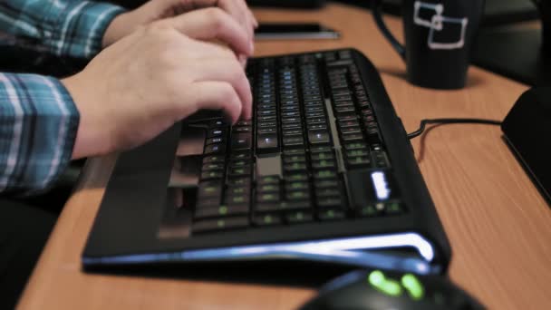 モダンな照明コンピューターのキーボードで入力する男 — ストック動画