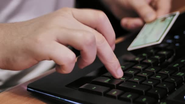 Człowiek Karty Kredytowej Dokonywanie Transakcji Pieniądze Komputerze Zakupu Online Karty — Wideo stockowe