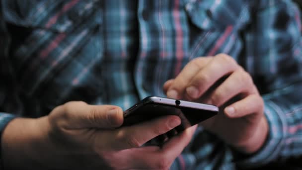 Homem Digitando Rolando Smartphone — Vídeo de Stock