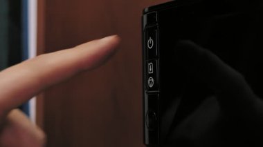 Yazıcıda dönüm bir düğmeye basarak.