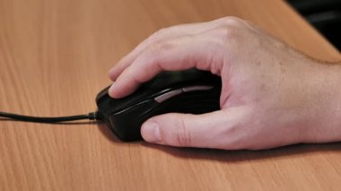 Adamın elini kaydırma tıklatıp, cihazın taşıyarak bir kablolu bilgisayar fare kullanarak