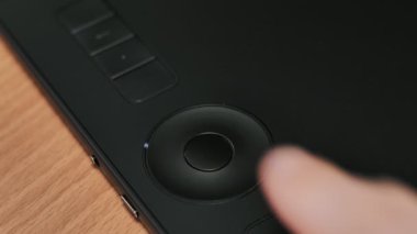 Düğmesine basarak ve touchpad Grafik Tablet dokunmadan erkek eli