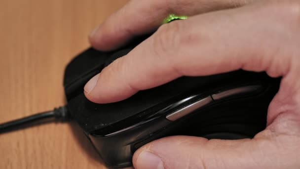 Mão Homem Usando Mouse Computador Com Fio Clicando Rolando Movendo — Vídeo de Stock