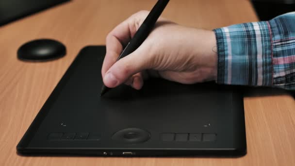 Mão Homem Trabalhando Gráficos Tablet Escritório — Vídeo de Stock