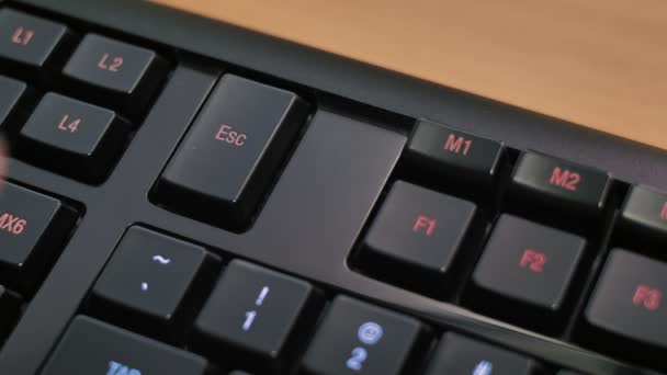 Homem Pressionando Tecla Escape Teclado Computador Iluminado Moderno — Vídeo de Stock