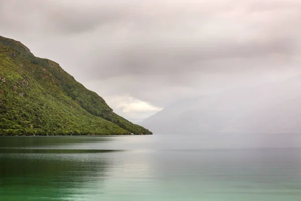 Kasvetli görünüm, göl Wakatipu, çevre Kingston, Queenstown, Yeni Zelanda