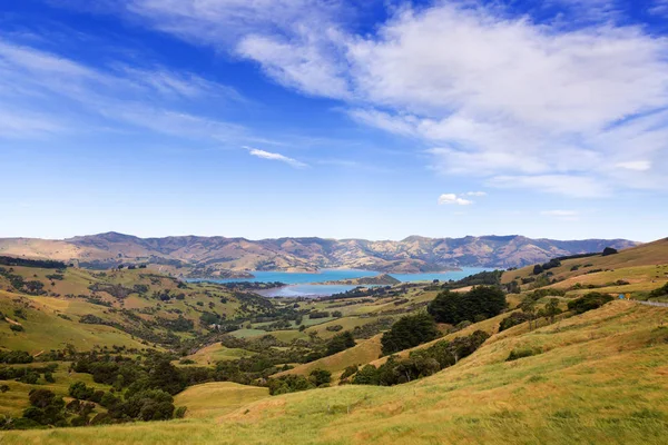 Ekipmanlarımı bay, Akaroa, Yeni Zelanda. Tepenin bir görünüm