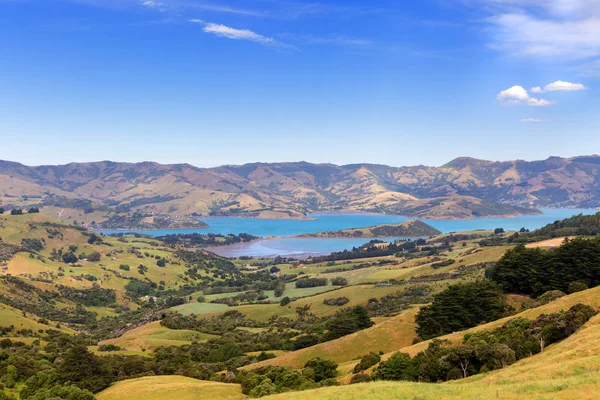 Ekipmanlarımı bay, Akaroa, Yeni Zelanda. Tepenin bir görünüm