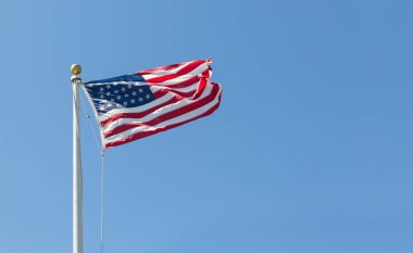 Sağdaki açık mavi gökyüzü arka plan üzerinde Amerikan bayrağı