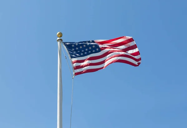 Mavi gökyüzü arka plan üzerinde Amerika Birleşik Devletleri bayrağı, sağa döndü