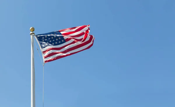 Sağdaki açık mavi gökyüzü arka plan üzerinde Amerikan bayrağı