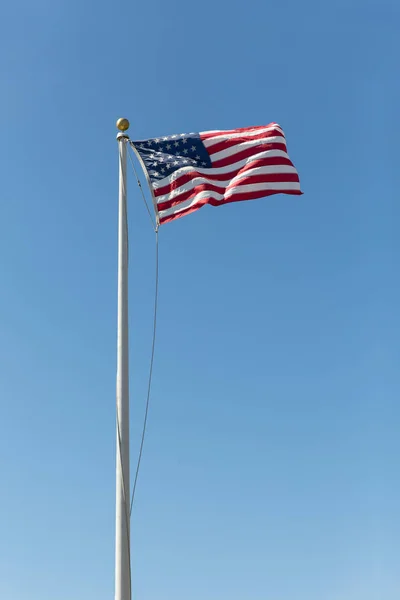 Amerika Birleşik Devletleri bayrağı mavi gökyüzü arka plan üzerinde bir rüzgar ile akan