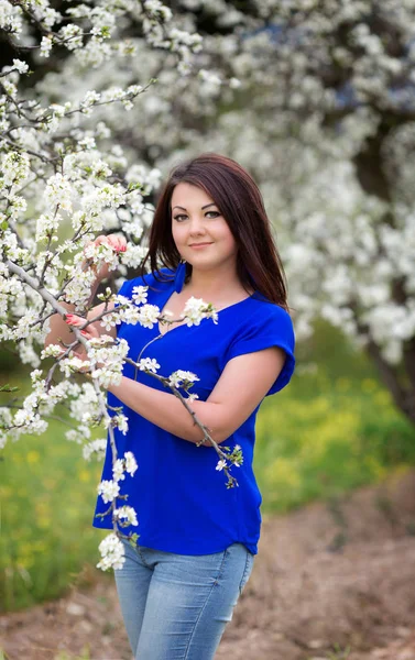 Retrato Jovem Caucasiana Jardim Cereja Florescente Olhando Diretamente Para Câmera — Fotografia de Stock