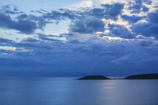 Lynnig solnedgång himlen över tropiska hav — Stockfoto