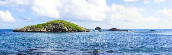 Panoramic van kleine rotsachtige cay in Caribisch gebied — Stockfoto