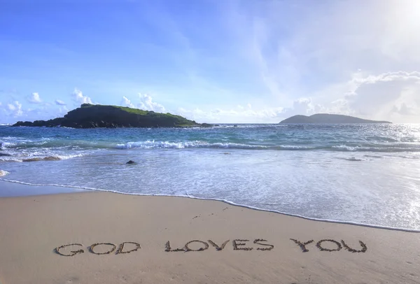 Gud älskar dig skriftligt i sanden på stranden — Stockfoto