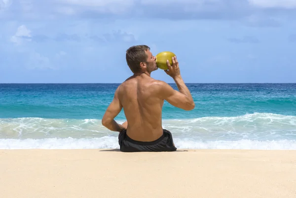 Agua refrescante de coco junto al mar — Foto de Stock