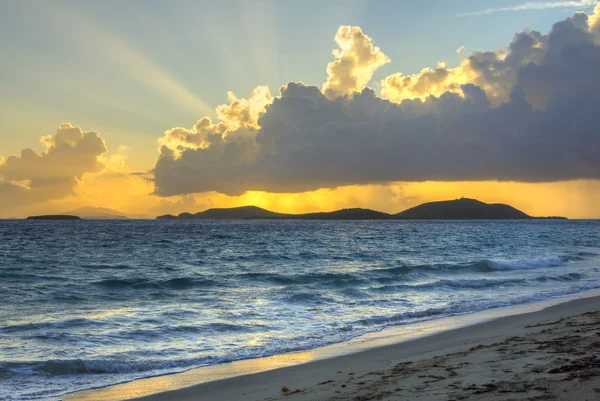 Morgon strålar skina över Karibiska ö stranden — Stockfoto