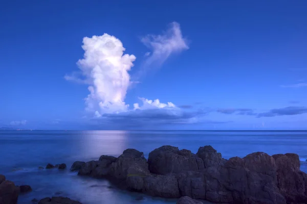 Белое облако грома над спокойным морем — стоковое фото