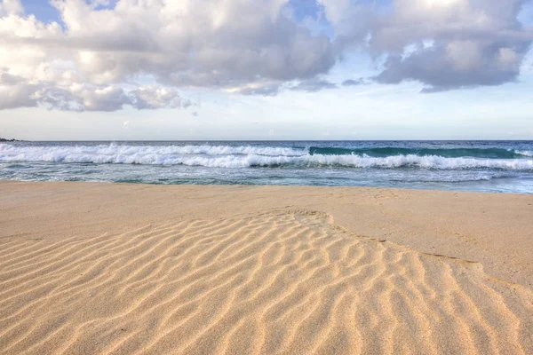 Ringar i sand på tropical beach — Stockfoto