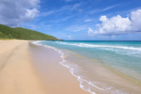 Praia de Resaca arenosa bonita em Isla Culebra — Fotografia de Stock