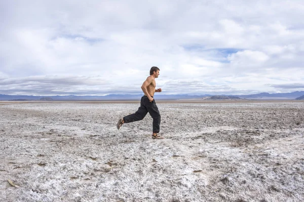 Běh přes bílou poušť — Stock fotografie