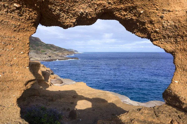 Μέσα από το παράθυρο του βράχου με θέα στον ωκεανό — Φωτογραφία Αρχείου