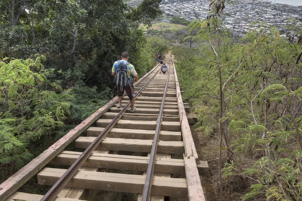 Hikers climbing down wooden rail cart bridge of KoKo Crater, Oah — Stock Photo, Image