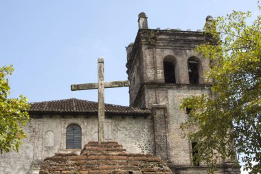 Eski rustik Kilisesi önünde tahta haç