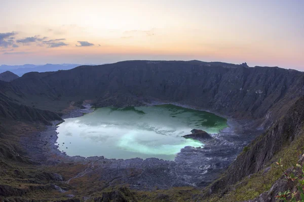 火山の噴火口で緑の硫酸湖 — ストック写真