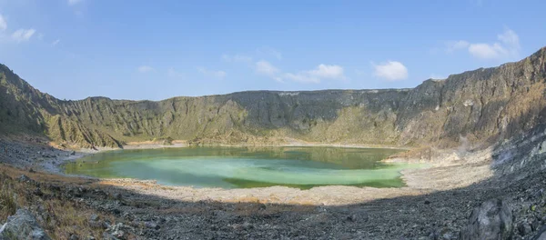 Grüner, saurer Schwefelsee im Vulkankrater — Stockfoto