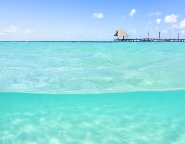 Over under shallow tropical sea with wooden dock — Stock Photo, Image