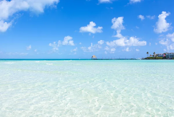 Praia rasa no paraíso tropical — Fotografia de Stock