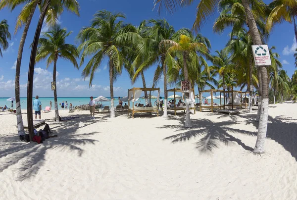 Tropical island resort beach — Stock Photo, Image