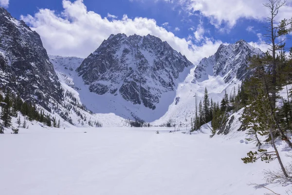 Robuste Dragontail Peak au-dessus du lac gelé — Photo