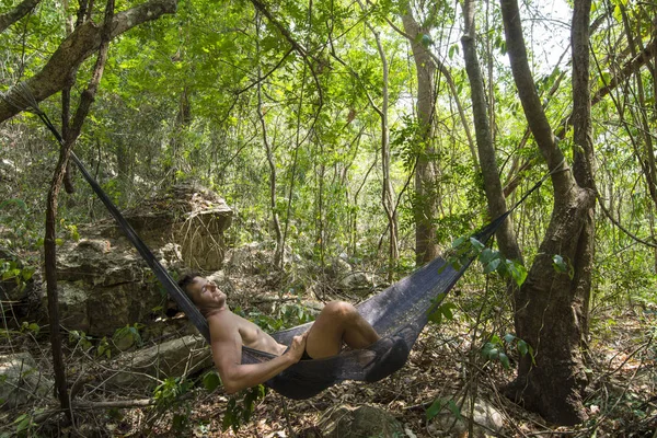 Hombre durmiendo en hamaca en la selva — Foto de Stock