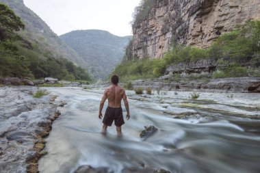 Kanyon nehirde gölet ve göllerde explorer