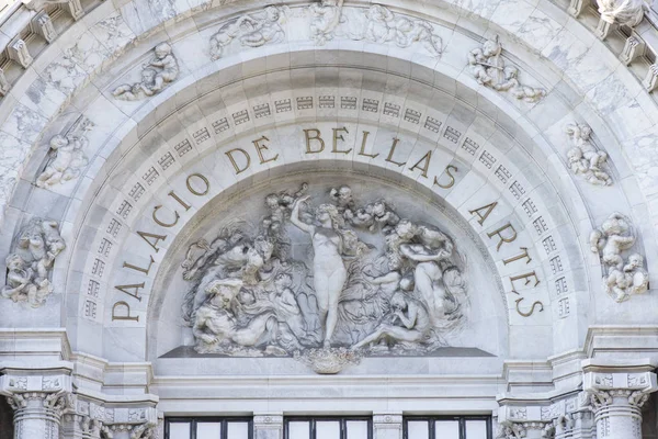 Nazwa i rzeźby Palacio de Bellas Artes — Zdjęcie stockowe