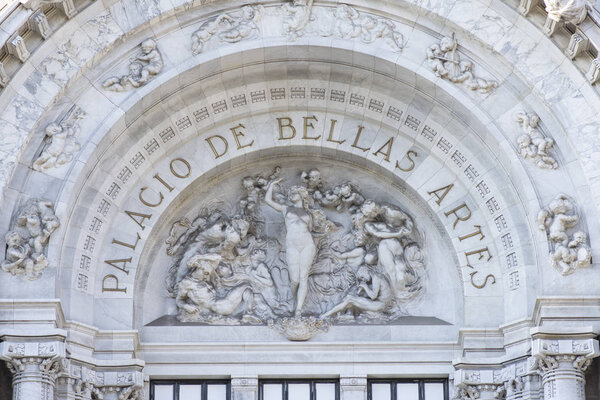 Name and sculpture of Palacio de Bellas Artes