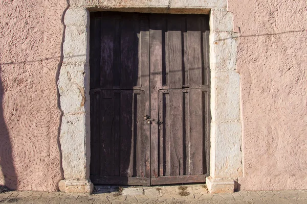 Old rustic colonial door and wall — Stock Photo, Image