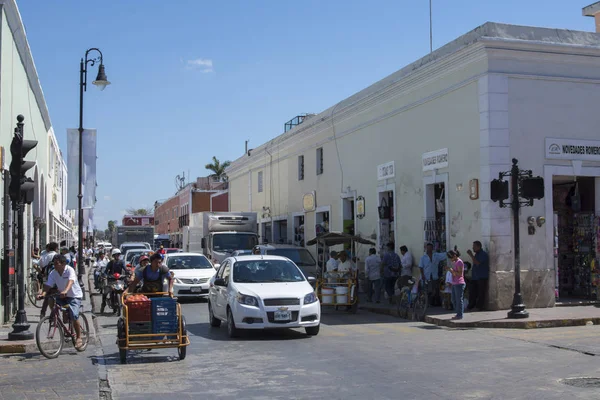 Morning traffic in colonial town in Mexico — Stock Photo, Image