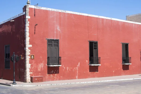 Old colonial street corner in Mexico — Stock Photo, Image