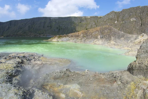 火山的火山口湖 — 图库照片