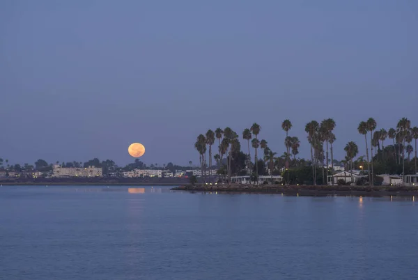 Full moon descending over the bay — Stock Photo, Image