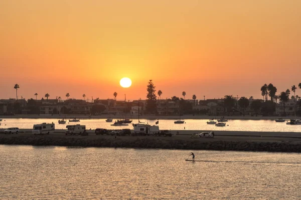 Gouden zonsondergang over Mission Bay camping en Mission Beach in S — Stockfoto
