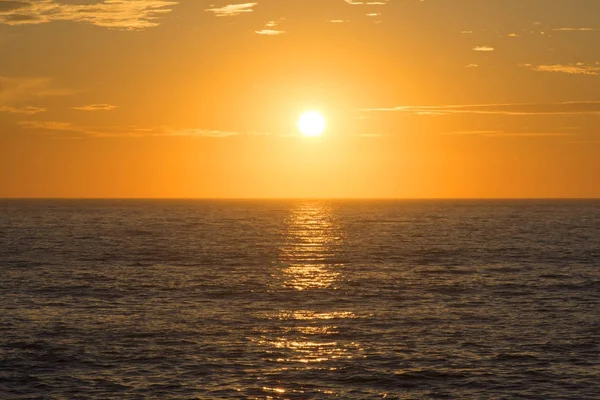 Atardecer dorado centrado sobre el océano vacío —  Fotos de Stock
