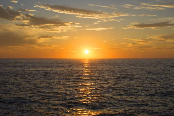 Великолепное заходящее солнце над океаном — стоковое фото