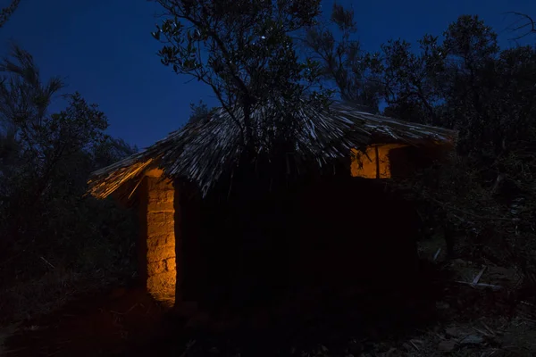 Lehmhütte mit Reetdach in der Nacht — Stockfoto