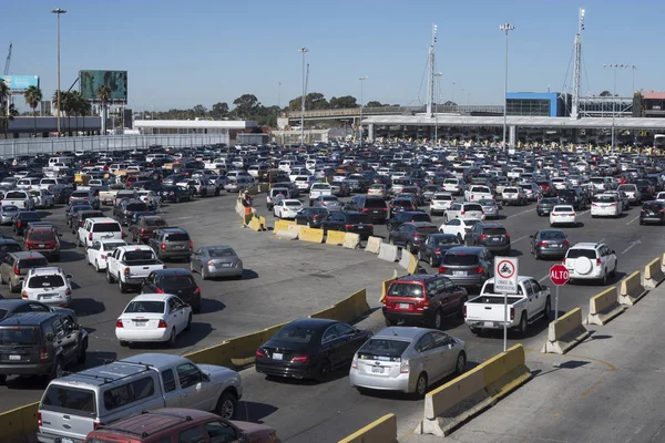 Långa rader vid gränsövergången Tijuana — Stockfoto